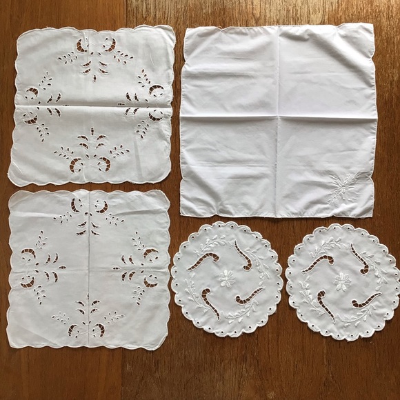5 Vintage doilies
